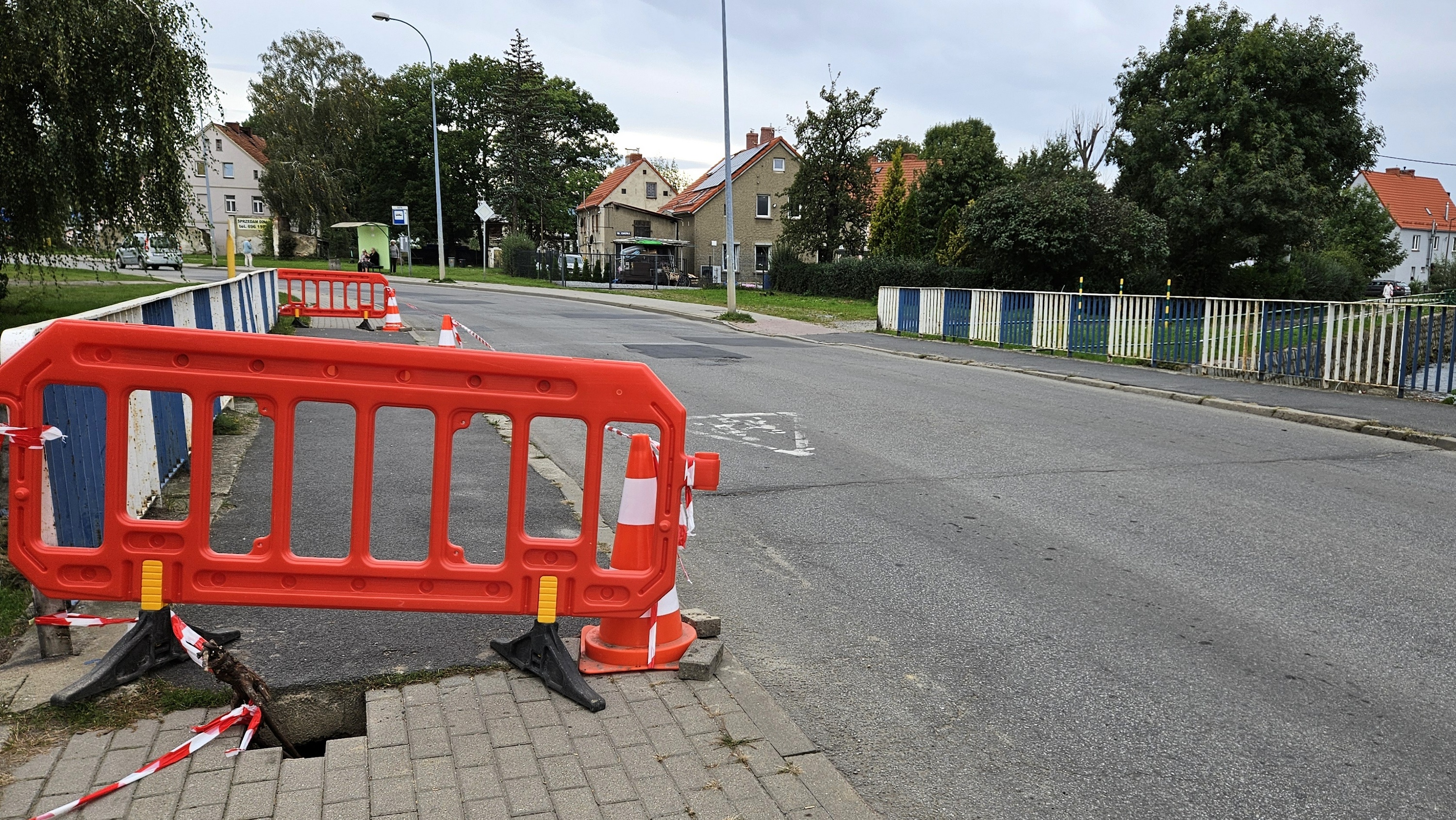 Most, po lewej stronie zagorodzony czerwonymi barierkami chodnik