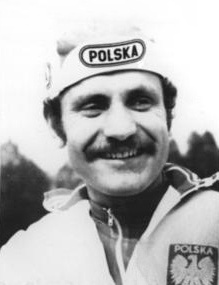 Jan Brzeźny w stroju sportowym z herbem Polski na piersi i napisem Polska na czapce Polsk