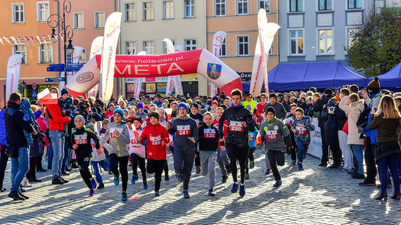 Młodzi mieszkańcy na starcie biegu