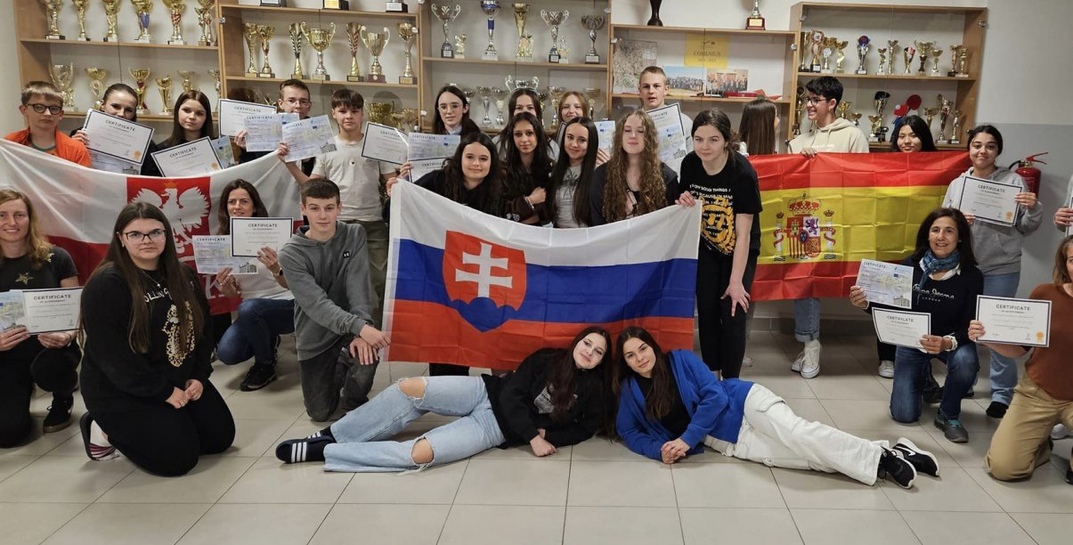 Grupa młodzieży z Polski, Hiszpanii i Słowacji z flagami swoich krajów