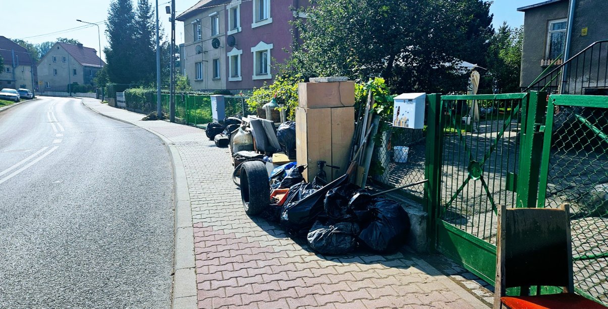 Odpady wielkogabarytowe ustawione na chodniku przed posesją przy ulicy