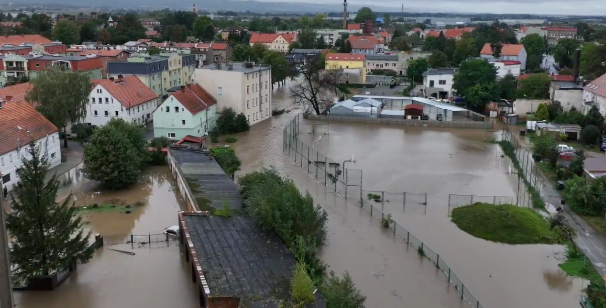 Fragment miasta z góry, większość terenu zalana wodą