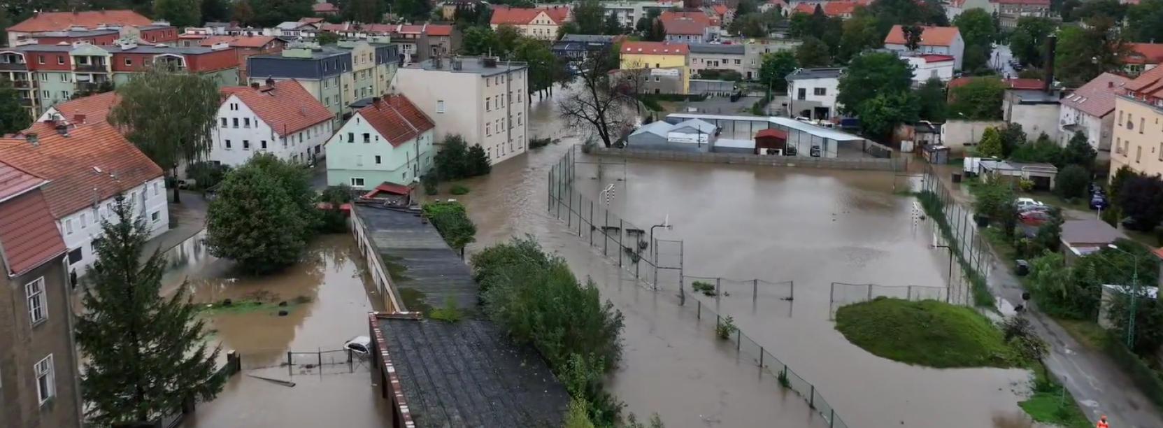 Fragment miasta z góry, większość terenu zalana wodą