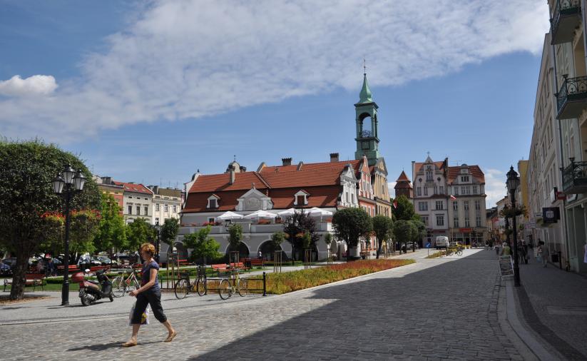 Rynek w Kluczborku, w drugim planie budynek ratusza