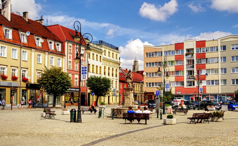 Widok na dzierżoniowski rynek i pomnik Św. Jana Nepomucena