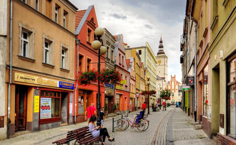 Ulica Ząbkowicka w staromiejskim centrum, prowadząca do rynku. Na zdjęciu ospoczywjący i spacerujący mieszkańcy