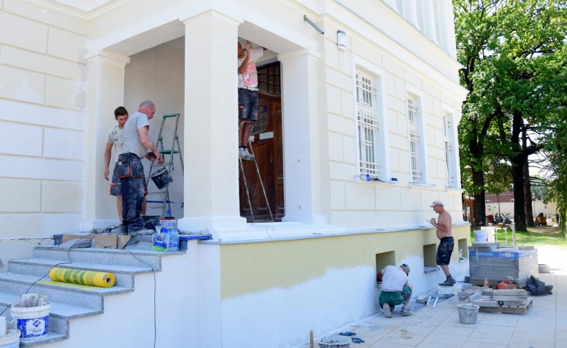 Głowne wejście do budynku w trakcie prac remontowych