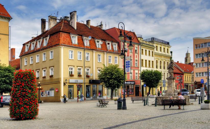 Dzierżoniowski rynek, na głonym planie zabytkowe kamienice na zachodniej pierzei