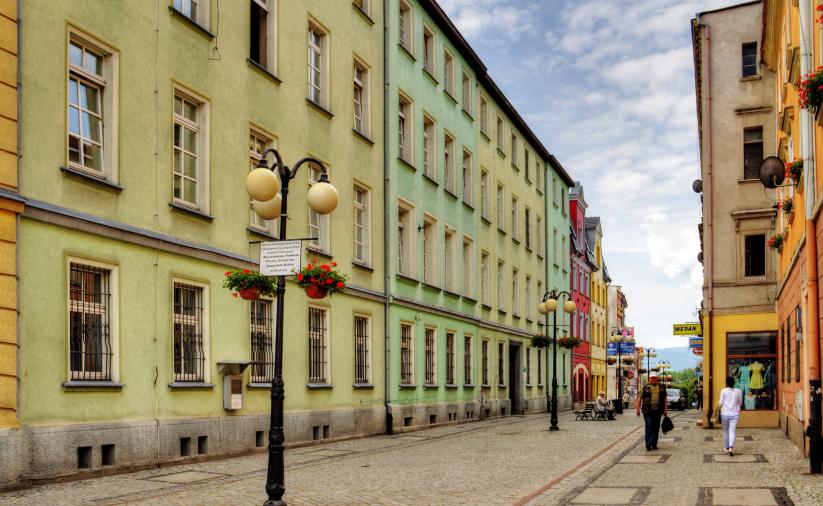 Widok na ulicę Krasickiego i zabytkowe kamienice