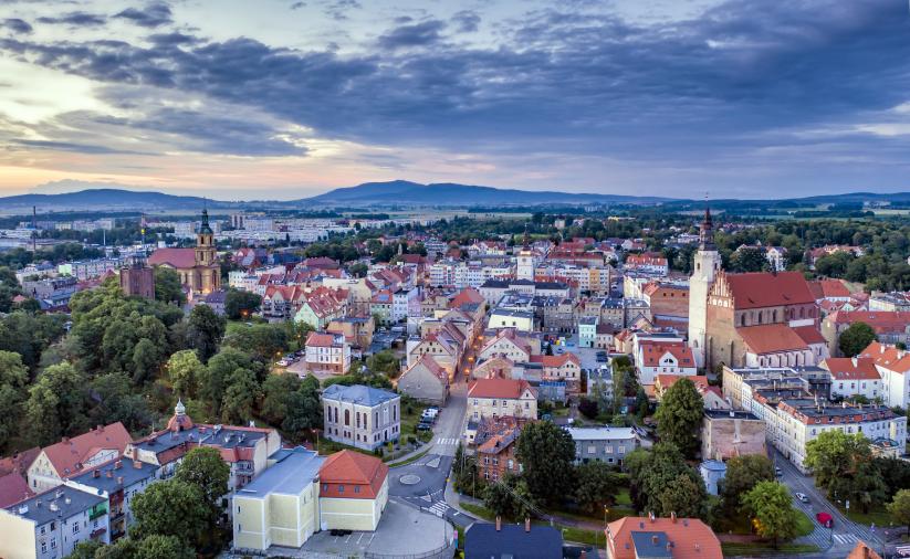 Dzierżoniów z drona, widok na staromiejskie centrum