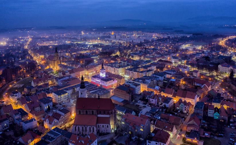 Widok na dzierżoniowski rynek nocą z drona