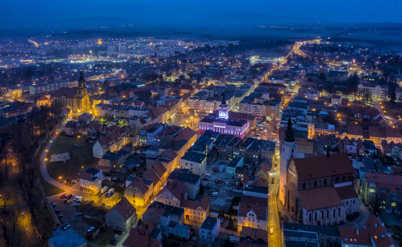 Nocne zdjęcie Dzierżoniowa z drona