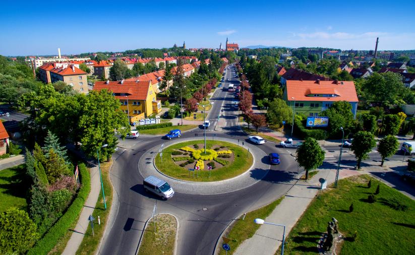 Dzierżoniów, widok z drona na ul. Batalionów Chłopskich, na pierwszym planie Rondo Niemieckie, na drugim dzierżoniowska starówka