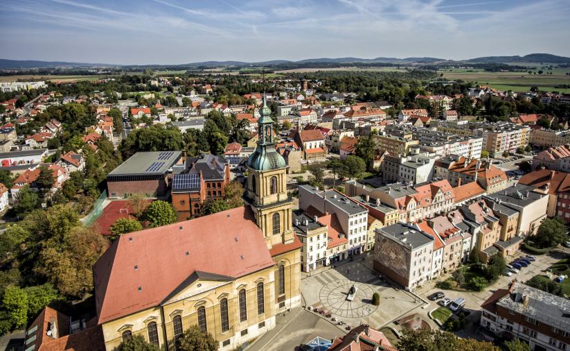 Dzierżoniów z drona, na pierwszym planie kościół pw. Maryi Matki Kościoła. 