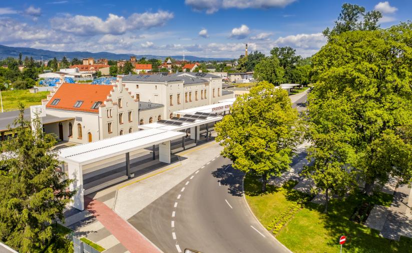 Sowiogórskie Centrum Komunikacyjne widziane z drona, w otoczeniu zieleni