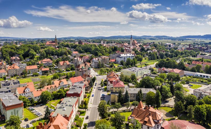 Dzierżoniów, widok z drona, w drugim planie widoczne wieże ratusza i kościło pw. Św. Jerzego