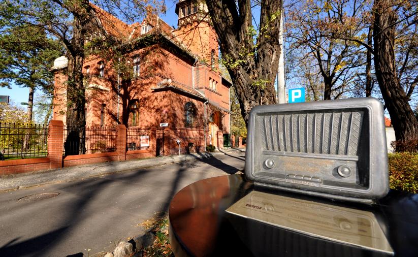 Odlew odbiornika produkowanego w Diorze, w drugim planie budynek Muzeum Miejskiego Dzierżoniowa, przy ul. Świdnickiej