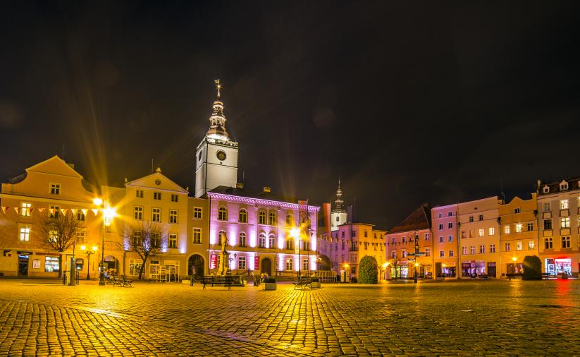 Dzierżoniowski rynek nocą, widok na ratusz podświetlony iluminacją