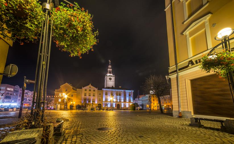 Rynek nocą, widok na ratusz od stony ul. Świdnickiej