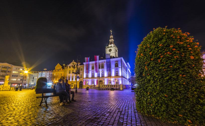 Dzierżoniowski rynek noca, widok na ratusz od strony ul. Pięknej i Nowej