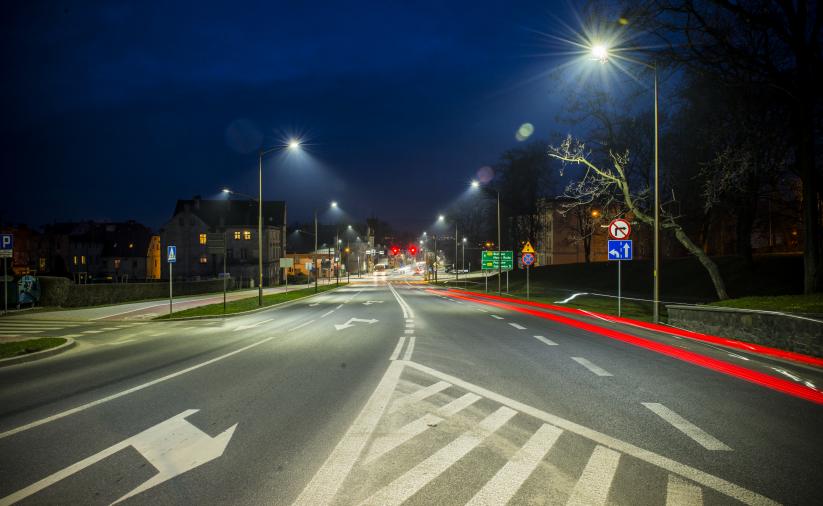 Dzierżoniów nocą, widok na ulicę Bielawską