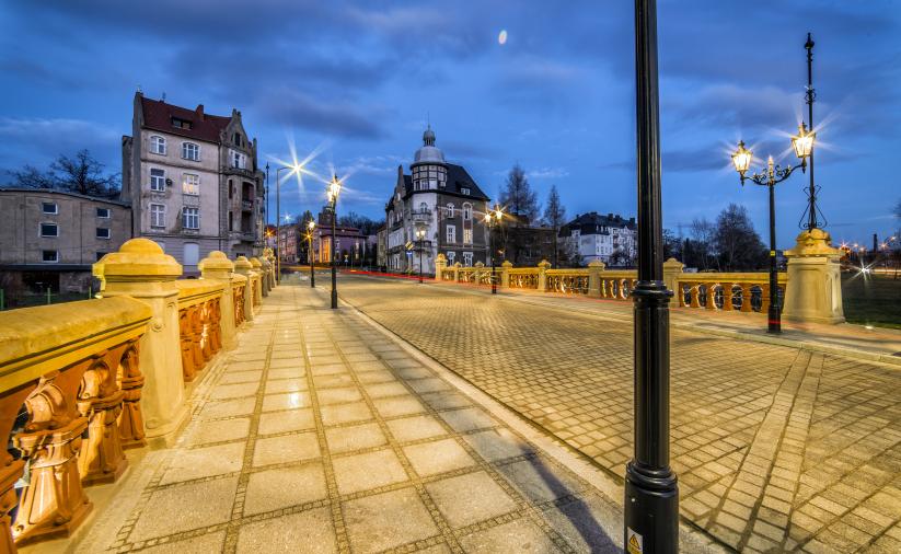 Nocne zdjęcie Mostu Niepodległości nad rzeką Piławą