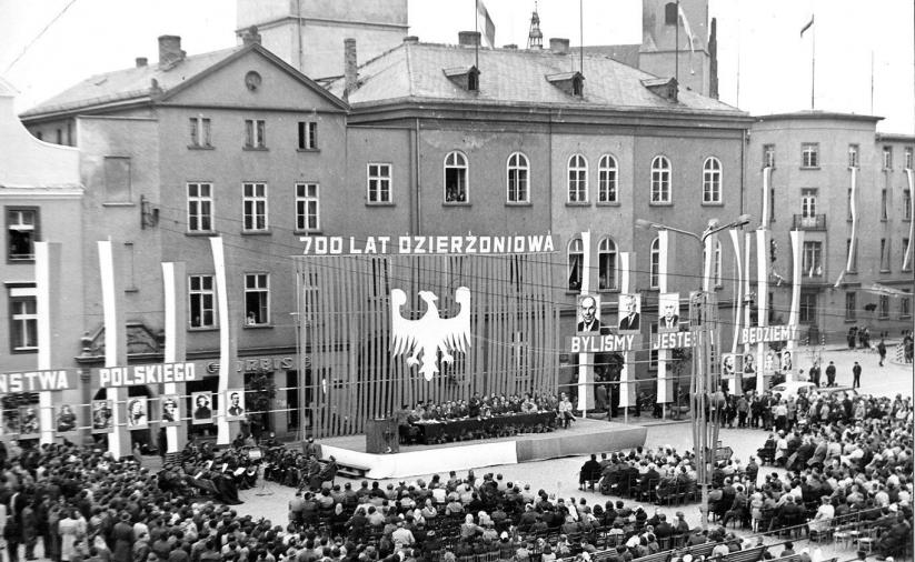 Widok na rynek opdcza obchodów 700-lecia Dzierżoniowa