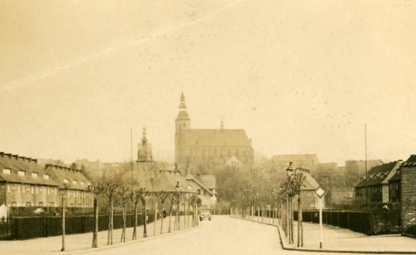 Widkok na dzisiejsza ulicę Batalionów Chłopskich, w tle kościół Św. Jerzego