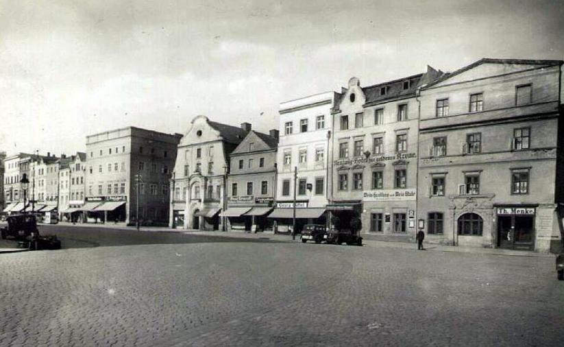 Kamienice dzierżoniowskiego rynku ozdobione markizami