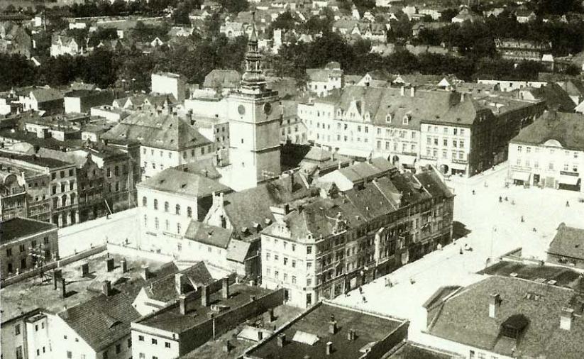 Ratusz i kamienice w centrum widoczne z lotu ptaka