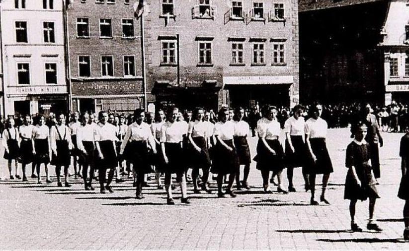 Dzierżoniowski rynek i pochód kobiet w trakcie obchdów święta państwowego