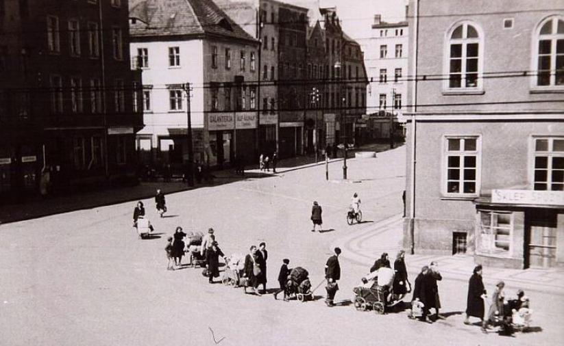 Mieszkańcy idąacy przez rynek dzierżoniowa