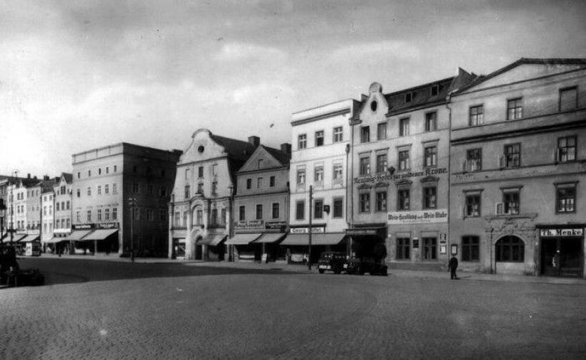 Widok na kamienice w dzierżoniowskim rynku i pusty plac rynkowy