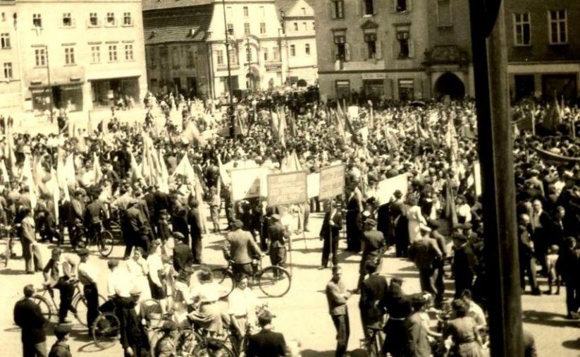 Miieszkańcy Dzierżoniowa podczas świeta państwowego 