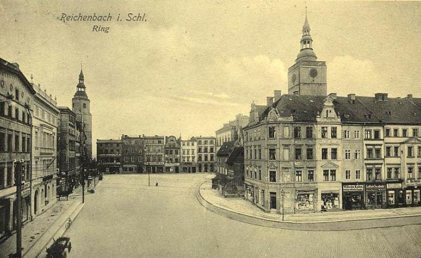 Widok z góry na kamienice, dzierżoniowski ratusz i plac rynku