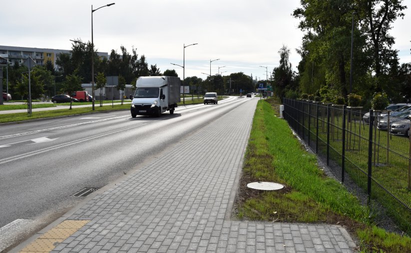 Chodnik, jadące droga auto dostawcze 