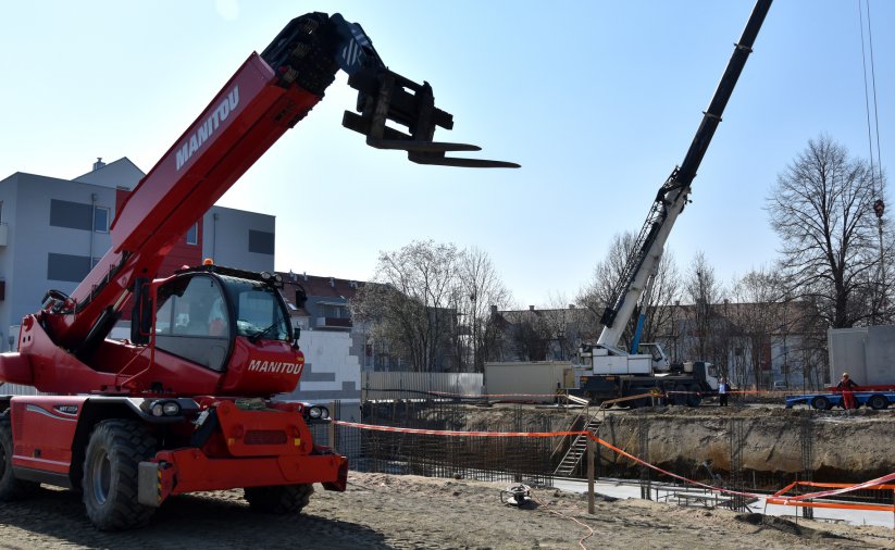 Czerwony samochód z dźwidiem