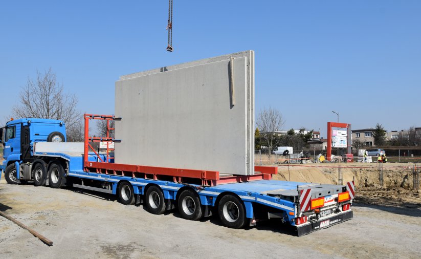 Samochód dostawczy z dużymi betonowymi płytami na pace