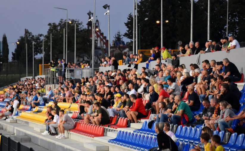 Trybuny stadionu wypełnione kibicami