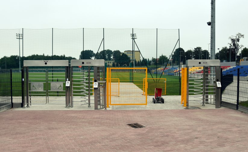 Bramki prowadzące do wejścia na stadion