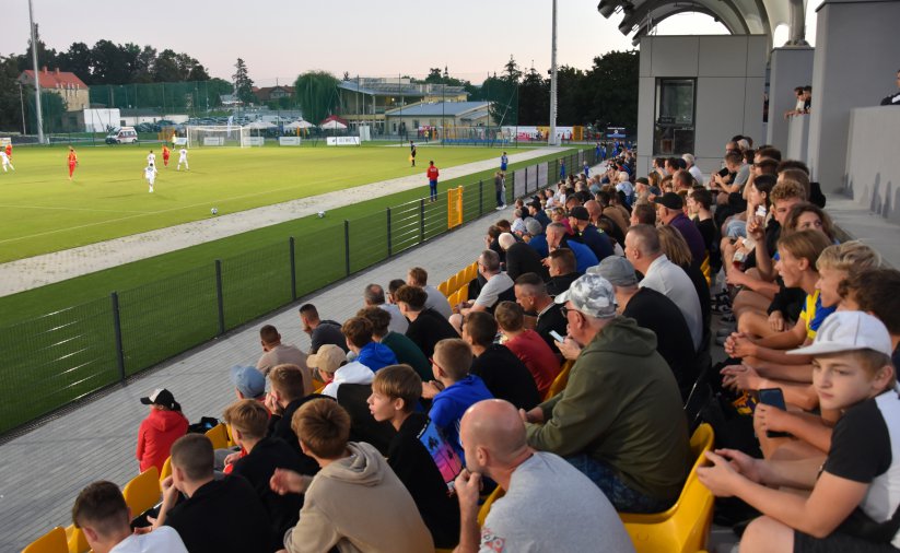 Kibice na trybunie stadionu podczas meczu