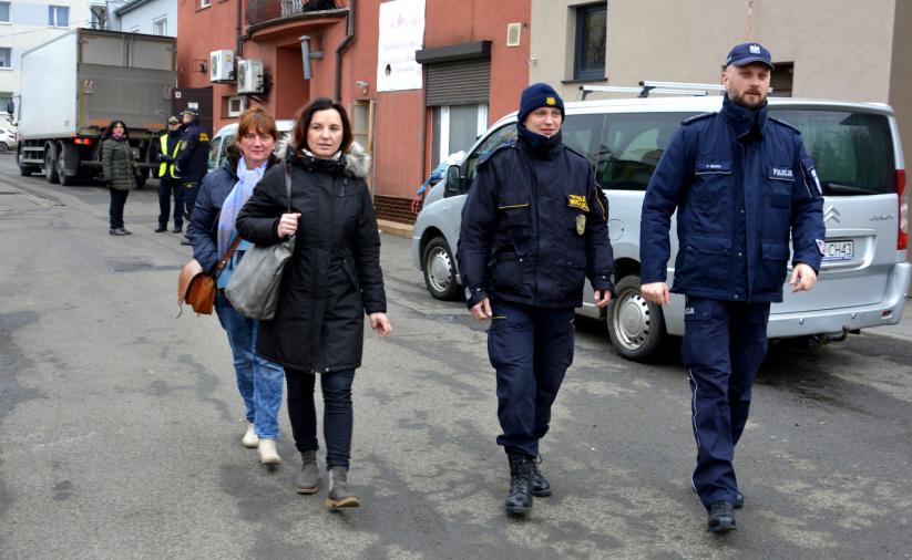 Na zdjęciu straż miejska pracownicy OPS i policjanci w trakcie akcji zima