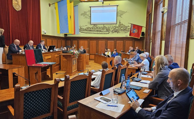 Sala Rycerska podczas obrad, przy stołach siedzą radni