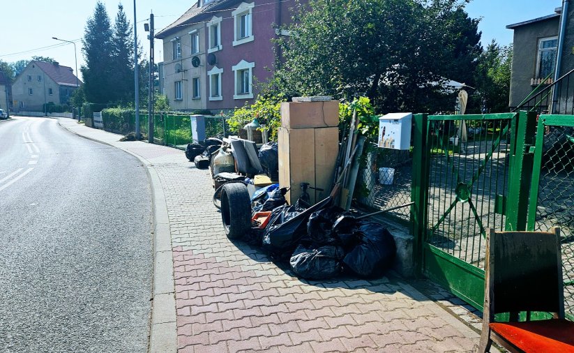 Odpady wielkogabarytowe ustawione na chodniku przed posesją przy ulicy