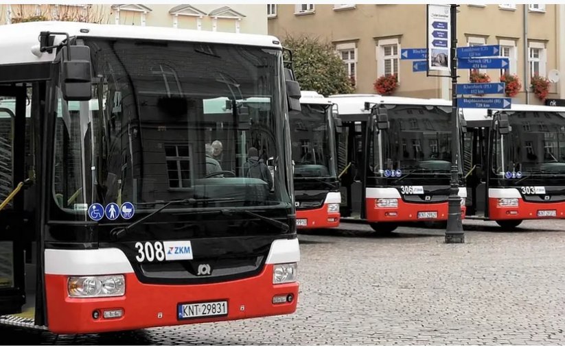 Czerwono-białe autobusy komunikacji miejskiej zaparkowane obok siebie 