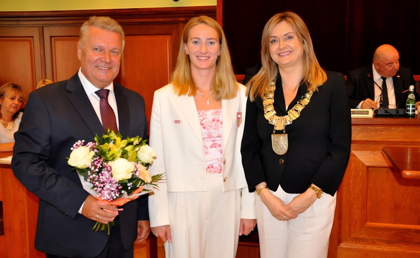 Dominika Sztandera na wspólnym zdejęciu z burmistrzem i przewodniczącą Rady Miejskiej Dzierżoniowa