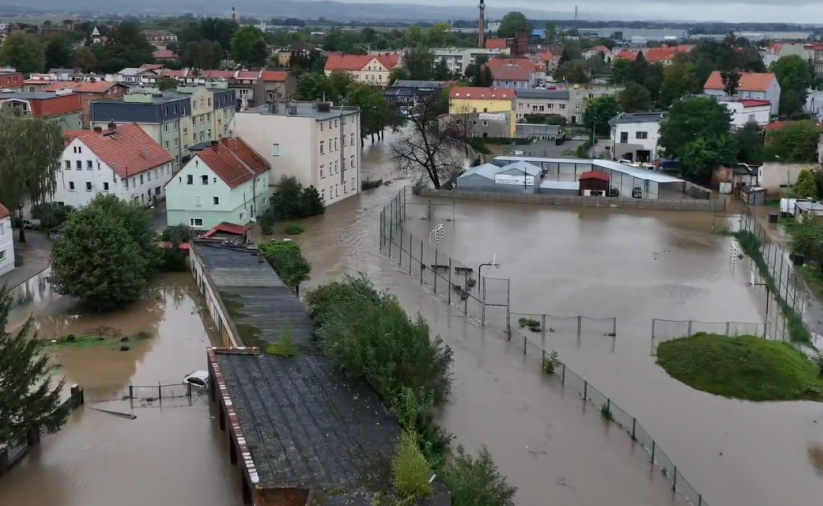 Fragment miasta z góry, większość terenu zalana wodą