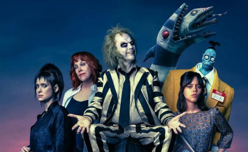 Postacie z filmu Beetlejuice Beetlejuice na granatowym tle