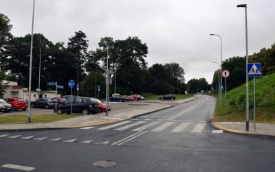 Skrzyżowanie ulicy Cichej i Szpitalnej, w durugim planie parking