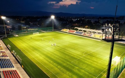 Stadion nocą widziany z góry